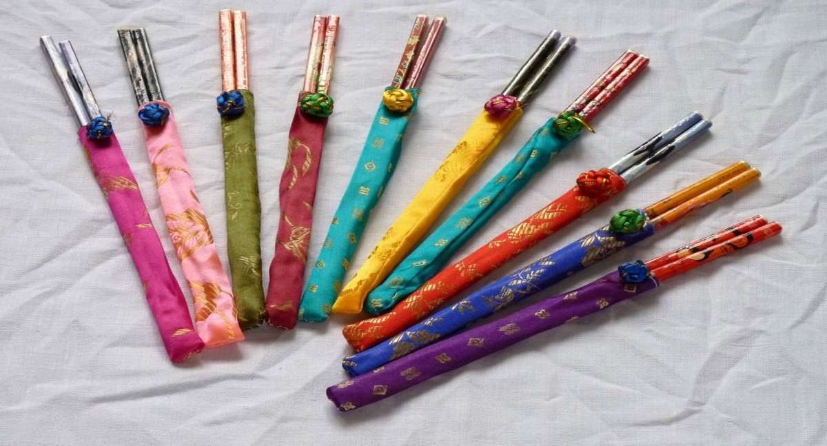 Sada 10 barevných jídelních hůlek v hedvábném pouzdře 