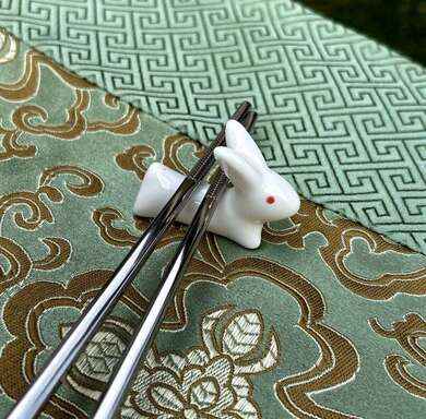 Králíček s červenýma očima pro odkládání hůlek 