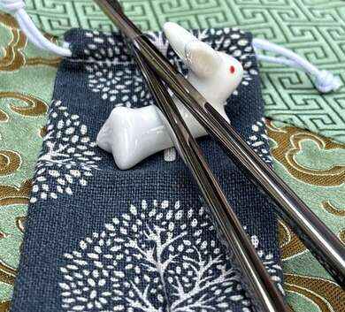 Králíček s červenýma očima pro odkládání hůlek 