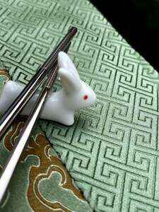 Králíček s červenýma očima pro odkládání hůlek 