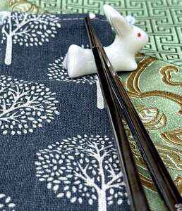 Králíček s červenýma očima pro odkládání hůlek 