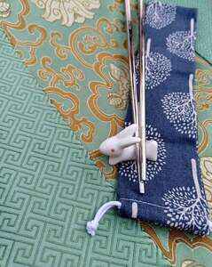 Králíček s červenýma očima pro odkládání hůlek 