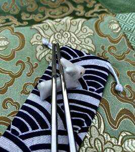 Králíček s červenýma očima pro odkládání hůlek 