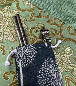 Roztomilý pejsek z ušlechtilé oceli na odkládání hůlek 