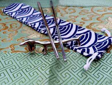 Roztomilý pejsek z ušlechtilé oceli na odkládání hůlek 