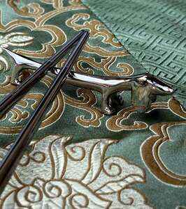 Roztomilý pejsek z ušlechtilé oceli na odkládání hůlek 