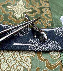 Roztomilý pejsek z ušlechtilé oceli na odkládání hůlek 