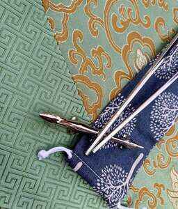 Roztomilý pejsek z ušlechtilé oceli na odkládání hůlek 