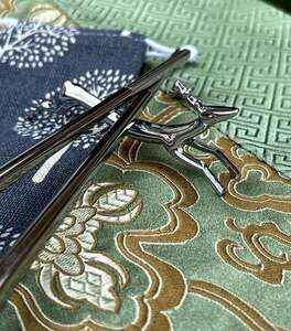 Odkládací jelen z ušlechtilé oceli na hůlky 