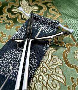 Nerezové hůlky s květinou a motýli 