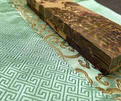 Dřevěné jídelní hůlky, mahagonově lakované s motivem draka ve tmavé dárkové krabičce 