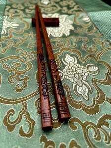 Dřevěné jídelní hůlky, mahagonově lakované s motivem draka ve tmavé dárkové krabičce 