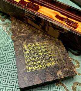 Dřevěné jídelní hůlky, mahagonově lakované s motivem draka ve tmavé dárkové krabičce 