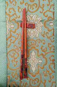 Dřevěné jídelní hůlky, mahagonově lakované s motivem draka ve tmavé dárkové krabičce 