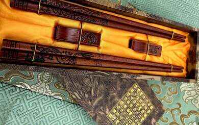 Dřevěné jídelní hůlky, mahagonově lakované s motivem draka ve tmavé dárkové krabičce 