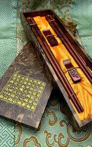 Dřevěné jídelní hůlky, mahagonově lakované s motivem draka ve tmavé dárkové krabičce 