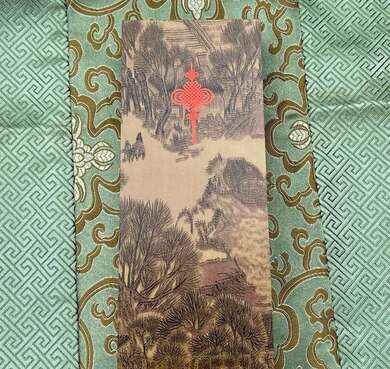 Dřevěné jídelní hůlky, mahagonově lakované s motivem draka ve tmavé dárkové krabičce 