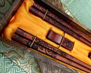 Dřevěné jídelní hůlky, mahagonově lakované s motivem draka ve tmavé dárkové krabičce 