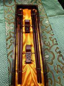 Dřevěné jídelní hůlky, mahagonově lakované s motivem draka ve tmavé dárkové krabičce 