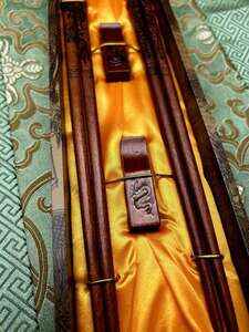 Dřevěné jídelní hůlky, mahagonově lakované s motivem draka ve tmavé dárkové krabičce 