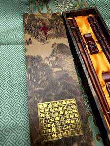 Dřevěné jídelní hůlky, mahagonově lakované s motivem draka ve tmavé dárkové krabičce 