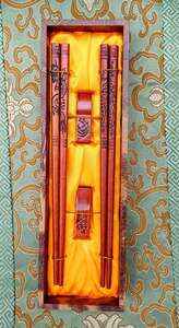 Dřevěné jídelní hůlky, mahagonově lakované s motivem draka ve tmavé dárkové krabičce 