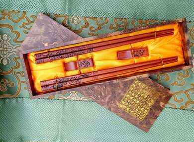 Dřevěné jídelní hůlky, mahagonově lakované s motivem draka ve tmavé dárkové krabičce 