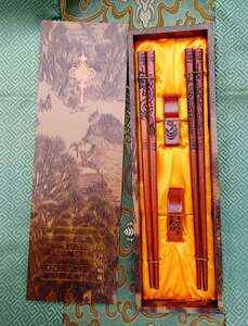 Dřevěné jídelní hůlky, mahagonově lakované s motivem draka ve tmavé dárkové krabičce 