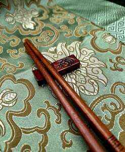 Dřevěné jídelní hůlky, mahagonově lakované s motivem draka ve tmavé dárkové krabičce 