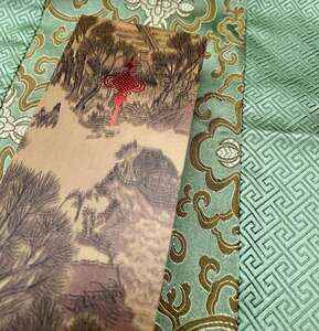 Dřevěné jídelní hůlky, mahagonově lakované s motivem draka ve tmavé dárkové krabičce 