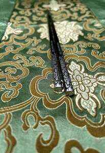 Luxusní nerezové hůlky s jemným ornamentem 