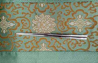 Luxusní nerezové hůlky s jemným ornamentem 