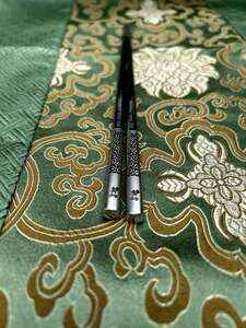 Luxusní nerezové hůlky s jemným ornamentem 