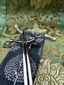 Luxusní nerezové hůlky s jemným ornamentem 