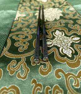 Moderní nerezové hůlky s ornamentem 