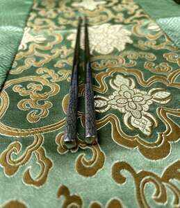 Moderní nerezové hůlky s ornamentem 