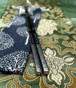 Moderní nerezové hůlky s ornamentem 