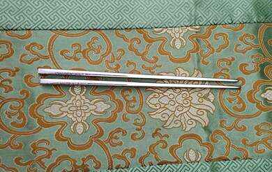 Moderní nerezové hůlky s ornamentem 