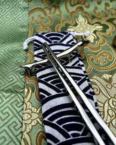 Moderní nerezové hůlky s ornamentem 