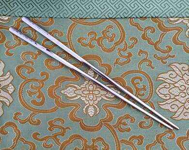 Korejské nerezové jídelní hůlky s květinami 