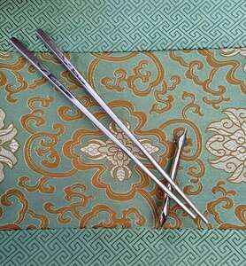 Korejské nerezové jídelní hůlky s květinami 