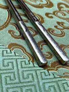 Korejské nerezové jídelní hůlky s květinami 