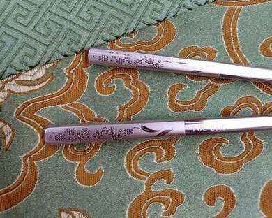 Korejské nerezové jídelní hůlky s květinami 