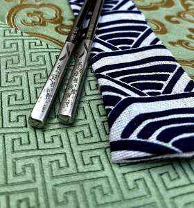 Korejské nerezové jídelní hůlky s květinami 