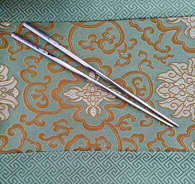 Korejské nerezové jídelní hůlky s květinami 