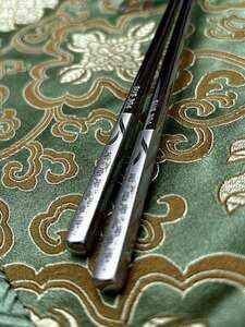 Korejské nerezové jídelní hůlky s květinami 