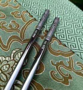 Nerezové čínské hůlky s tradičním čínským motivem 