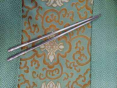 Nerezové čínské hůlky s tradičním čínským motivem 