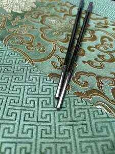 Nerezové čínské hůlky s tradičním čínským motivem 