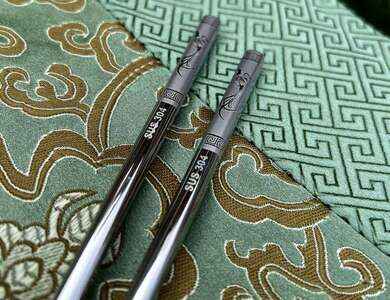 Nerezové čínské hůlky s tradičním čínským motivem 